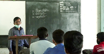 ৩৫ বছর একদিনও ছুটি না নেওয়া সেই শিক্ষক অবসরে