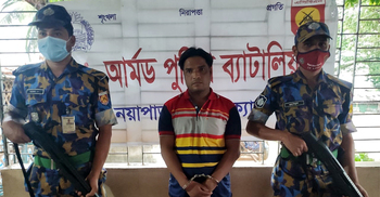 টেকনাফে অস্ত্রসহ ৭ মামলার আসামি গ্রেফতার