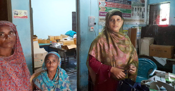 চাকরি স্বামীর, কমিউনিটি ক্লিনিকে ওষুধ দেন স্ত্রী!