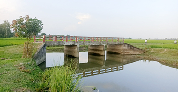 কাজে আসছে না ৪০ লাখ টাকার ব্রিজ