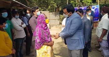 মাথা গোঁজার ঠাঁই নেই বৃদ্ধার, পাশে দাঁড়ালেন ডিসি