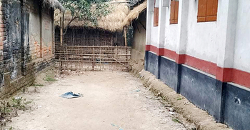 বেড়া দিয়ে রাস্তা বন্ধ, দুর্ভোগে শতাধিক গ্রামবাসী