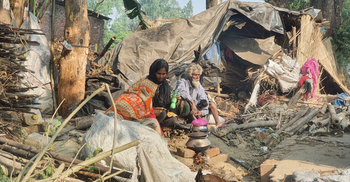 ৬ বছর ধরে রাস্তার পাশে ঝুপড়িতে বসবাস