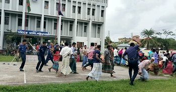 পরাজিত প্রার্থীর নেতৃত্বে থানা ঘেরাও, পুলিশের লাঠিচার্জ