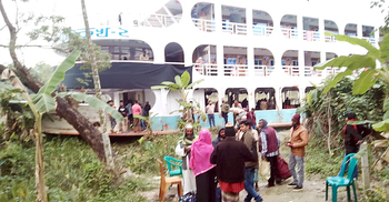 চর থেকে লঞ্চে উঠেও কিনতে হলো ঘাটের টিকিট