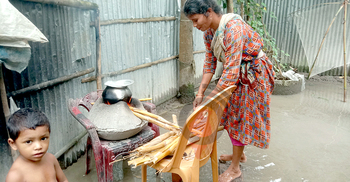 ঘরে পানি, একবেলা খেয়ে দিন পার করছেন তিস্তাপাড়ের মানুষ