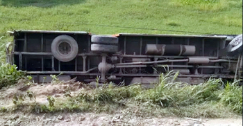 টাঙ্গাইলে যাত্রীবাহী বাস খাদে পড়ে ১৭ যাত্রী আহত