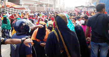 বকেয়া বেতনের দাবিতে শ্রমিকদের বিক্ষোভে পুলিশের লাঠিচার্জ