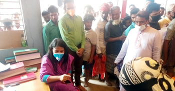 বাড়তি দামে পেঁয়াজ বিক্রি ঠেকাতে ৪ ঘণ্টা বাজারে থাকলেন ইউএনও