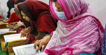 তৃতীয় লিঙ্গের মানুষকে কুরআন শিক্ষা দিচ্ছে কামরাঙ্গীরচরের মাদরাসা