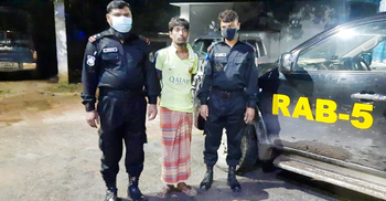 চাঁপাইনবাবগঞ্জে অস্ত্র-গুলিসহ যুবক গ্রেফতার