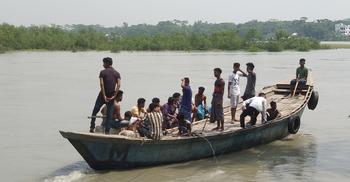 ট্রলার থামিয়ে মাঝনদীতে তরমুজ ছিনতাই