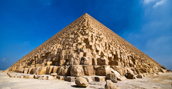 যে পিরামিডের একপাশে ঠান্ডা অন্যপাশে গরম