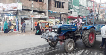 কৃষিকাজে ব্যবহারের নিবন্ধন নিয়ে ট্রাক্টর চলে মহাসড়কে