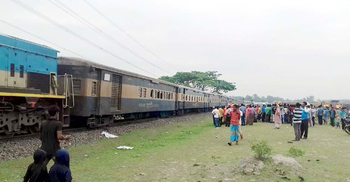 এক ট্রেনের ইঞ্জিন বিকলে আটকা পড়ল ১০টি ট্রেন