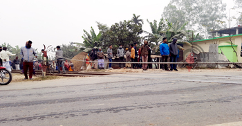 ক্রসিংয়ে নেই ব্যারিয়ার গেট, দড়ি দিয়ে থামানো হয় গাড়ি