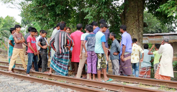 রেললাইনে বসে গেম খেলায় মগ্ন কিশোর, ট্রেনে কাটা পড়ে মৃত্যু