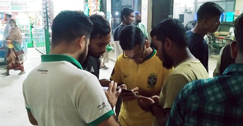 নিবন্ধনে যাত্রীদের সহায়তা করে প্রশংসায় ভাসছেন দুই যুবক