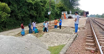 টাঙ্গাইলে রেলের সিগন্যাল ক্যাবল কেটে গেছে, দুর্ঘটনার শঙ্কা