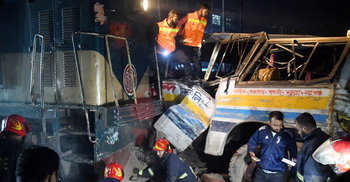 নারায়ণগঞ্জে বাস-ট্রেন সংঘর্ষে নিহতের ঘটনায় দুই মামলা