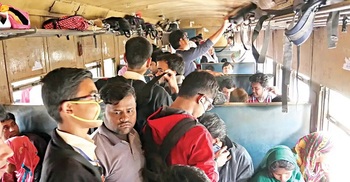 কালোবাজারির টিকিটে রেল ভ্রমণ, চেকিংয়ের জন্য স্ট্যান্ডিং টিকিট!