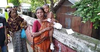 সন্তানের সামনে ট্রেনে কেটে দু’ভাগ হয়ে গেলেন মা