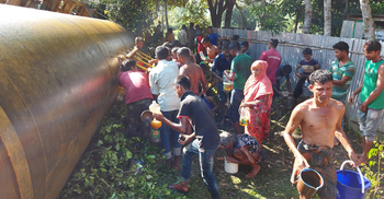 দুর্ঘটনাকবলিত ট্রেন থেকে তেল সংগ্রহে মানুষের ভিড়
