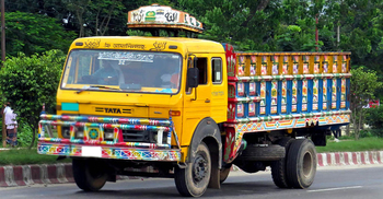 ট্রাকের ধাক্কায় প্রাণ গেল নারীর