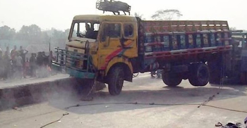 রাস্তা পার হতে গিয়ে ট্রাকচাপায় মৃত্যু