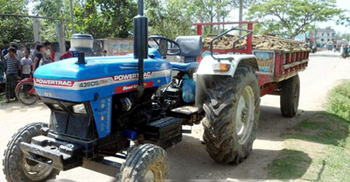 পাহারাদারকে বোকা বানিয়ে ফিলিং স্টেশন থেকে ট্রাক্টর চুরি