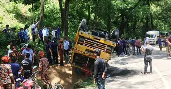 বান্দরবানে বালুবোঝাই ট্রাক উল্টে নিহত ৩