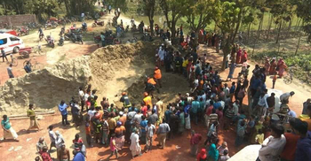 মাটির স্তূপের নিচে চাপা পড়ে প্রাণ হারালেন দুই শ্রমিক