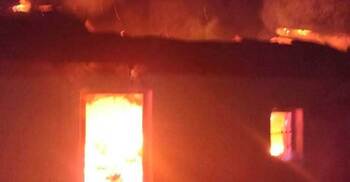 স্ত্রীর সঙ্গে অভিমান করে ঘরে আগুন ধরিয়ে দিলেন যুবক