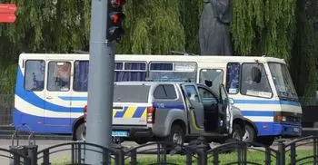 Ukraine gunman holds 20 hostages on bus