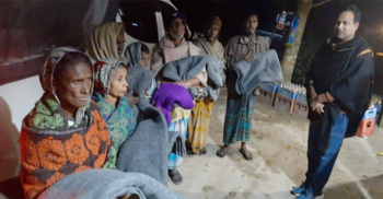 ভাসমান মানুষের হাতে কম্বল তুলে দিলেন বাউফলের ইউএনও