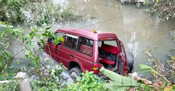 গাড়ি খাদে পড়ে ইউএনও আহত