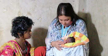 সেই পাগলির সন্তানকে হাসপাতালে নিলেন ইউএনও