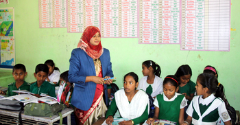 শিশুদের ইংরেজি শেখাতে ইউএনও’র ব্যতিক্রমী উদ্যোগ