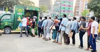 PRAN Frooto distributing iftar items among pedestrian