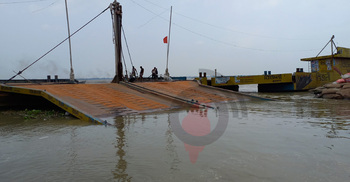 দৌলতদিয়ায় ডুবলো দুই ফেরিঘাট, আটকা কয়েকশ পণ্যবাহী ট্রাক