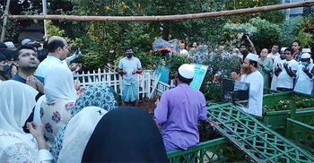 Gazi Mazharul Anwar buried in mother's grave