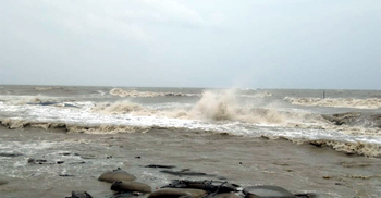 পটুয়াখালীতে হচ্ছে বৃষ্টি, বেড়েছে বাতাসের গতি