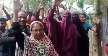 নারী প্রার্থীর প্রচারণায় বোরকা পরে পুরুষদের নাচ, নাচলেন প্রার্থীও