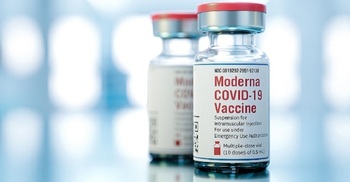 US experts recommend Moderna booster for older and at-risk groups