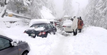 21 dead as heavy snow traps drivers in Pakistan