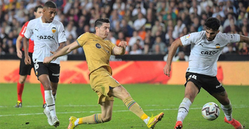 Lewandowski snatches Barca win at Valencia, Atletico, Sevilla lose