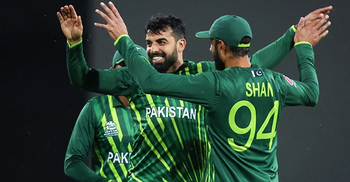 Pakistan keep hopes live by ending South Africa's unbeaten run