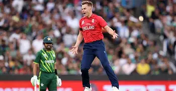 Pakistan hand meagre target to England in T20 WC final