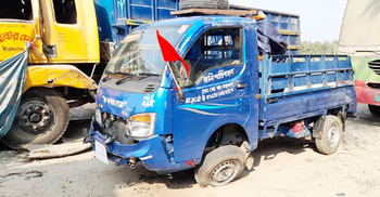 Three die as pickup van plunges into ditch