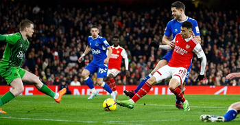 Arsenal thrash Everton to go five points clear